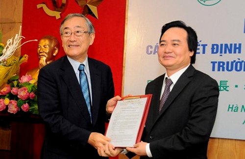 (C)VnExpress,ニャ教育相(右)と古田氏