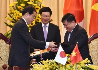 (C) 外務省、(左から)岸田外相、ミン副首相兼外相、ズン計画投資相