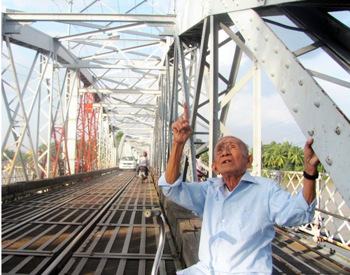 (C) vnexpress, Phuoc Tuan, チャウさんとゲイン橋(2011年)