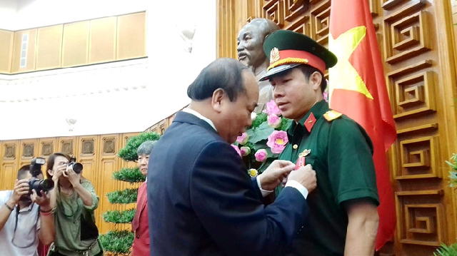 ベトナム史上初の五輪金メダリストに1等労働勲章を授与 [スポーツ