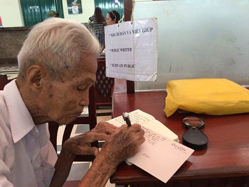 御年86歳、サイゴン中央郵便局の代筆屋 [特集] - VIETJOベトナム