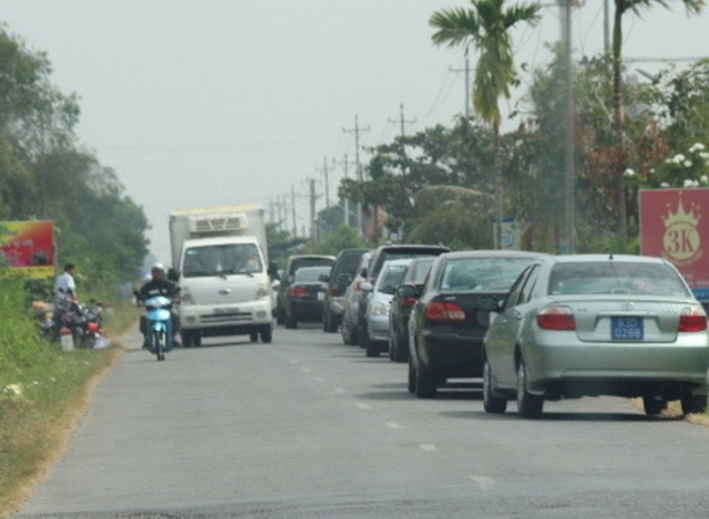 (C) Dan Tri, 法事に向かう公用車の車列