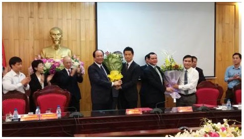(C) KDDI, マイ・ティエン・ズン政府官房長官(中央左)と大石聡KDDIベトナム社長(中央右)