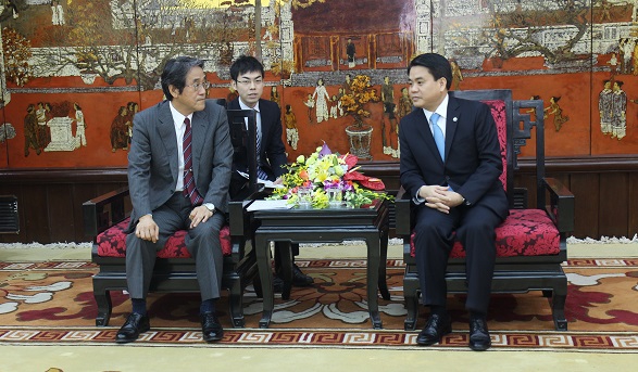 (C)Kinh te & do thi、梅田大使(左)とチュン主席