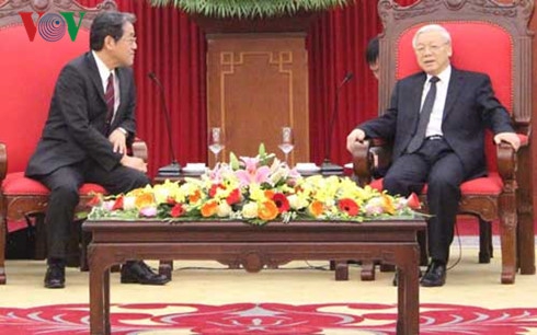 (C)VOV、梅田大使(左)とチョン書記長