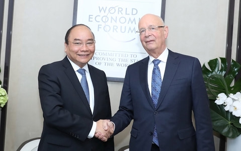 (C)VOV、フック首相(左)とシュワブWEF会長