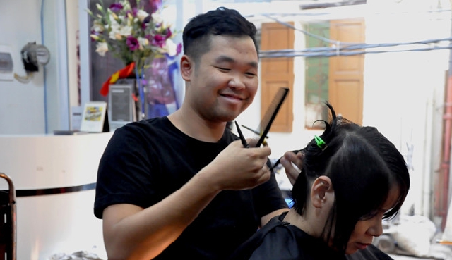 (C) Thuy Hang, Thanh Nien, 客のカットするタインさん