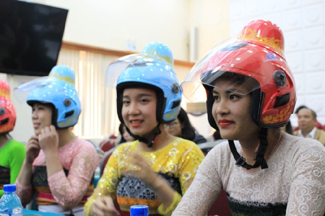 タイ族女性に 少数民族のお団子ヘア専用ヘルメット 4000個を寄贈 社会 Vietjoベトナムニュース