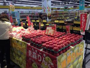 (C) イオンリテール2015年12月イオンロンビエン店青森県産リンゴ販売時の様子
