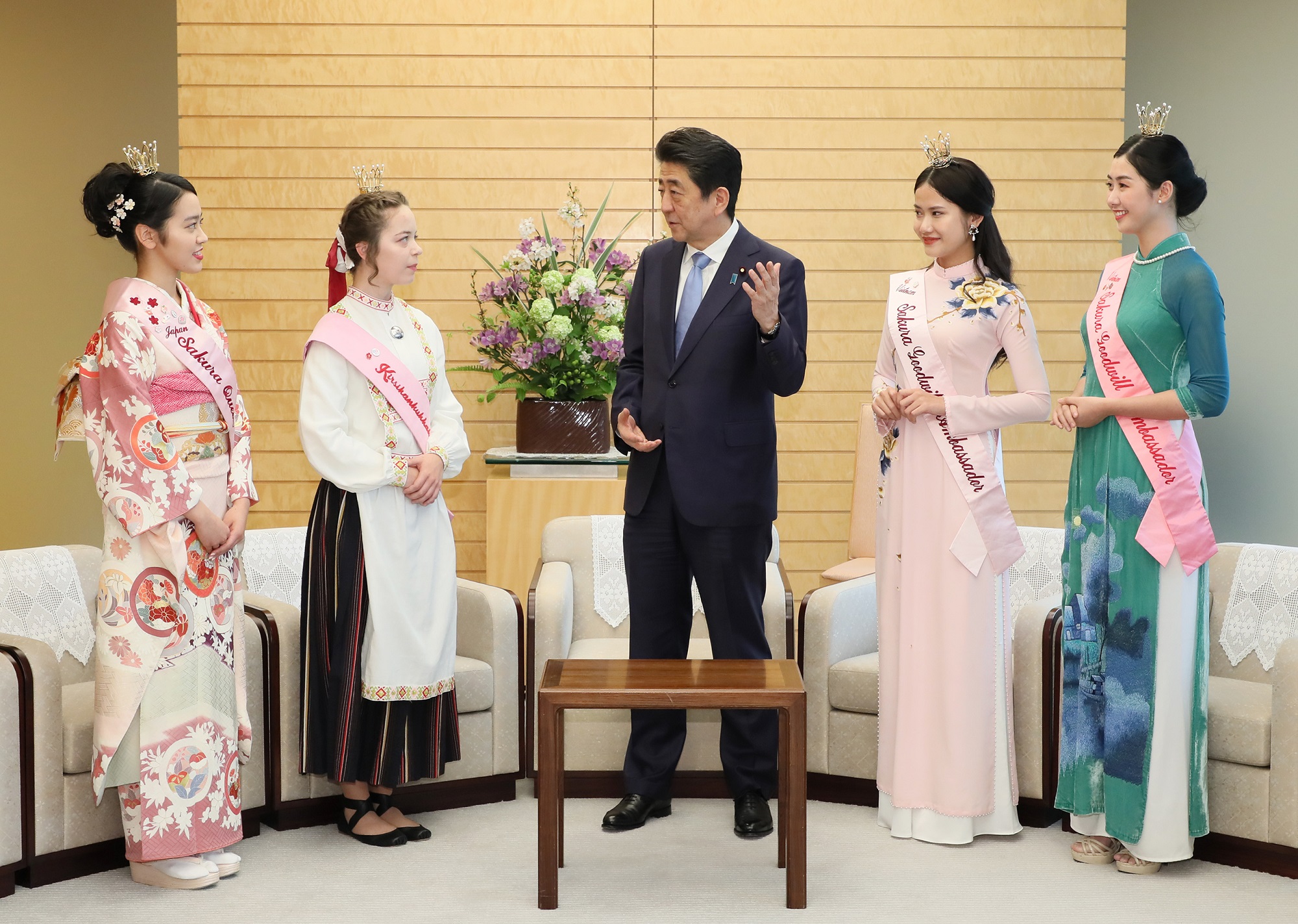 (C) 首相官邸, 右から2番目:アインさん、右:リンさん
