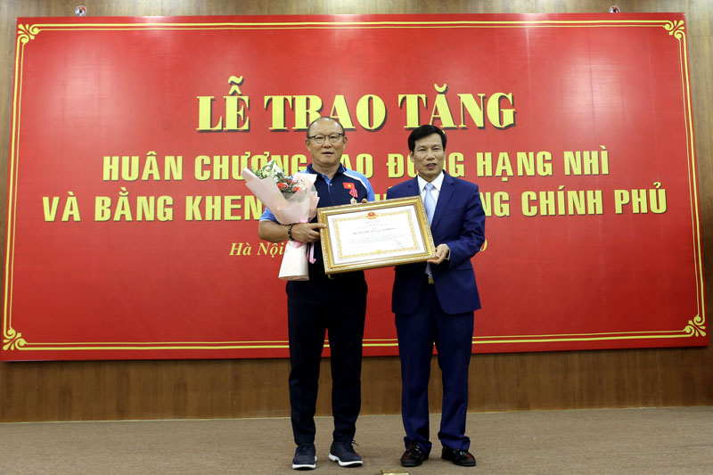 ベトナム代表パク ハンソ監督に2等労働勲章を授与 外国人指導者初 スポーツ Vietjoベトナムニュース
