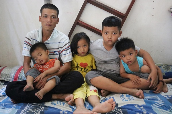 Snsで里親探しも 4人の子供を育てるシングルファザーの事情 特集 Vietjoベトナムニュース