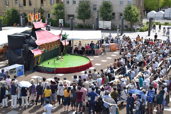 (C) 神奈川県、水上人形劇