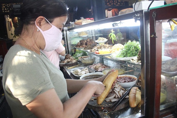 ホイアン：人気バインミー店で集団食中毒、91人中34人が外国人［社会］