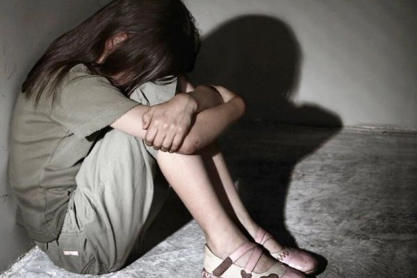 カマウ省：15歳少女が親族の男らの性奴隷に、7人の男を逮捕