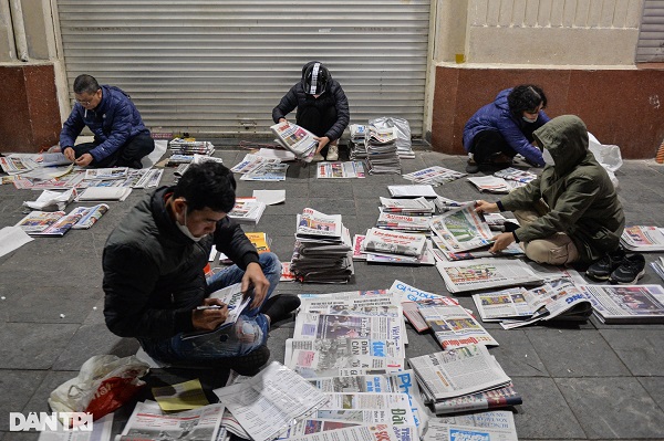 夜明けに開かれるハノイの「新聞市場」
