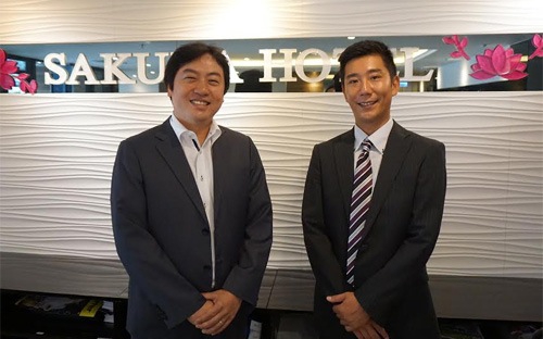 (C) VnEconomy, (左)梁本秀徹CEO、(右)佐々木肇総支配人