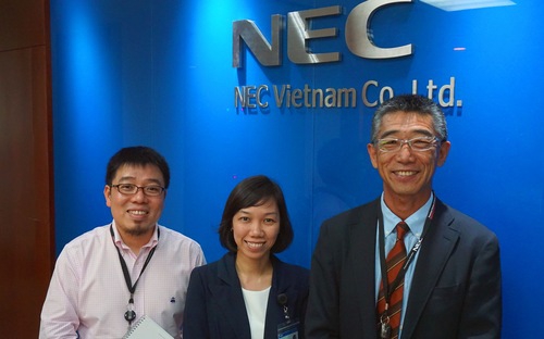 (C) VnEconomy, (右から)伊藤社長、バンさん、ハイさん