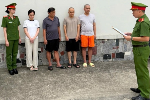(C) タインホア省警察