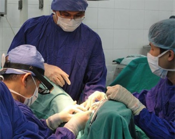 13歳少女 男性器状に肥大した陰核の形成手術に成功 三面 Vietjoベトナムニュース