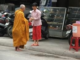 貧しい農民の副業に最適 偽僧侶稼業が北部で人気 三面 Vietjoベトナムニュース