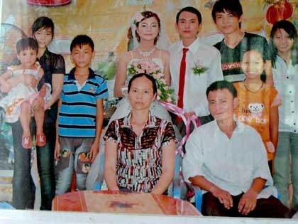 （Ｃ）Bao Dat Viet, 44歳のころのボンさん(中央)