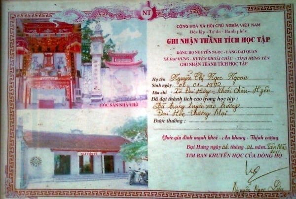 （Ｃ）Vietnamnet, 大学合格者に渡される一族の賞状