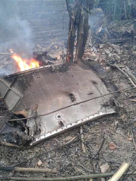 （C）  tienphong,　墜落したヘリコプターの残骸