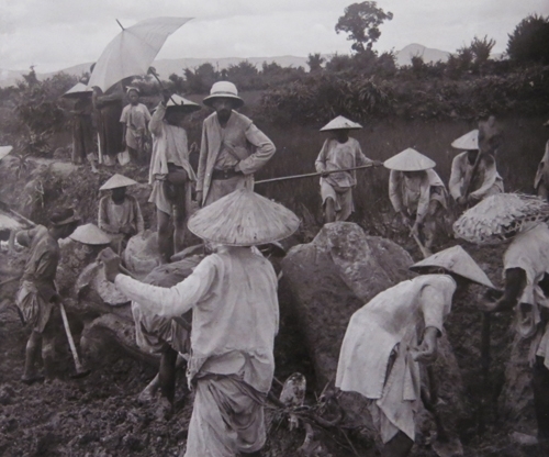 (C) vov タインホア省の世界遺産、胡(ホー)朝城の発掘調査の様子