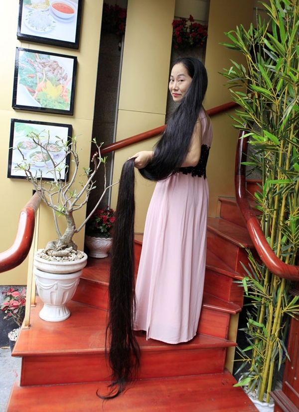 髪の毛の長さ2 4ｍ ベトナムギネス認定の髪が最も長い女性 三面 Vietjoベトナムニュース