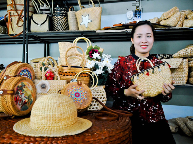 26歳のベトナム人女性 お洒落な水草バッグで世界進出 社会 Vietjoベトナムニュース