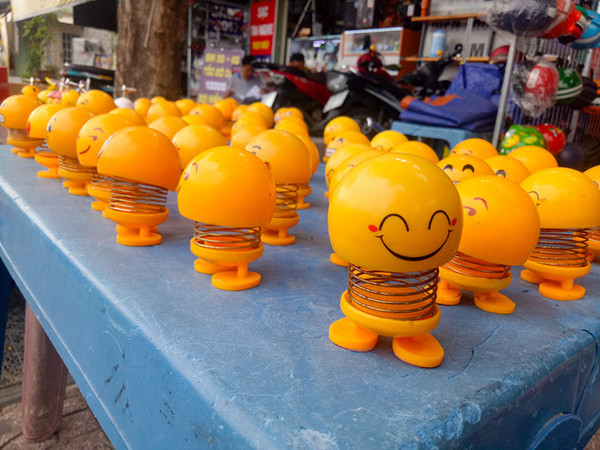 街中に溢れる 絵文字バネ人形 人気の裏で不吉との声も 社会 Vietjoベトナムニュース