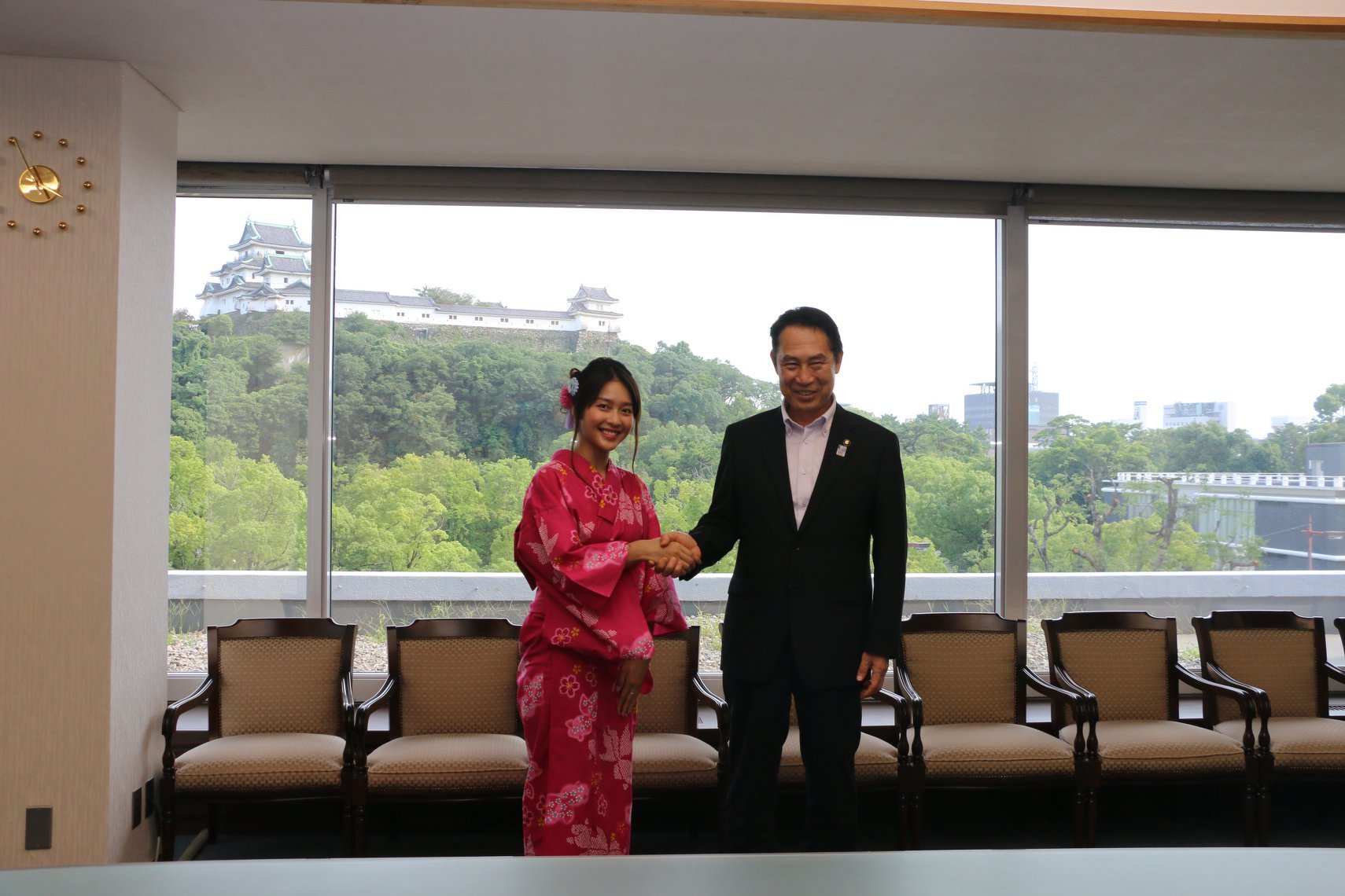 (C) 和歌山市, カー・ガンさん(左)と尾花市長(右)
