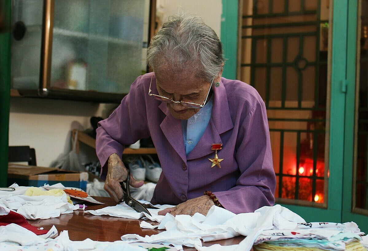 手縫いマスクで人々を助ける 95歳の ベトナム英雄の母 特集 Vietjoベトナムニュース