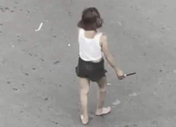 麻薬で精神錯乱の女性 交差点でナイフ片手に交通整備 三面 Vietjoベトナムニュース