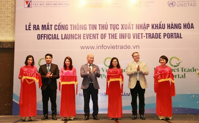 (C)　Tap chi Lao dong & xa hoi 