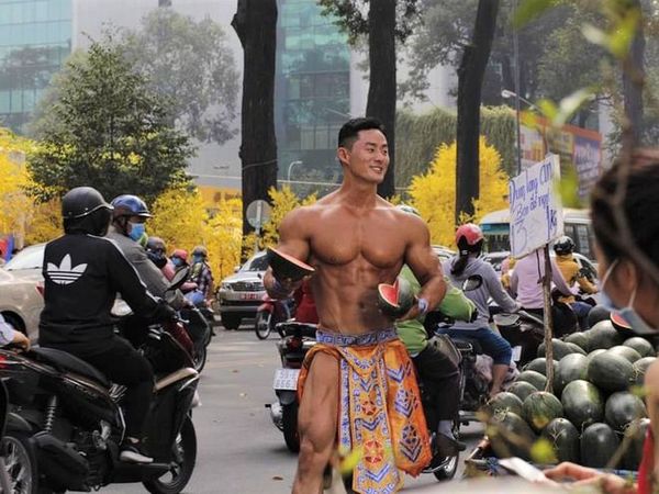 ホーチミン 韓国のさわやか筋肉王子が路上でスイカ売り 三面 Vietjoベトナムニュース