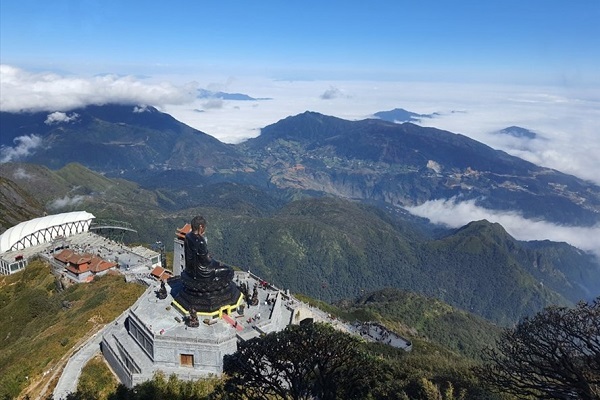 ベトナム最高峰ファンシーパン山の阿弥陀如来坐像 アジアで最も高い像 に認定 観光 Vietjoベトナムニュース