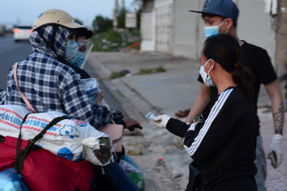 漁港で働く女性 コロナ禍で帰省する出稼ぎ労働者に自腹で現金差し入れ 社会 Vietjoベトナムニュース