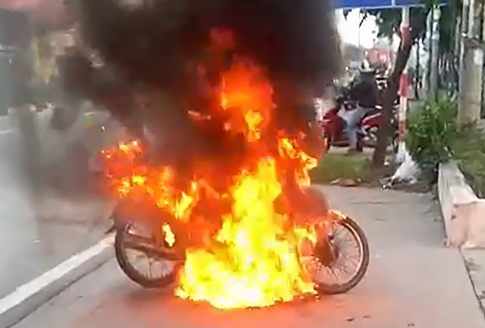 ビンズオン省 検問所で理由ない外出を咎められた青年が自分のバイクに放火 三面 Vietjoベトナムニュース
