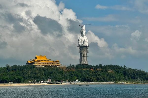 東南アジア最大125mの観音菩薩像がある寺院、初詣客で賑わう [観光